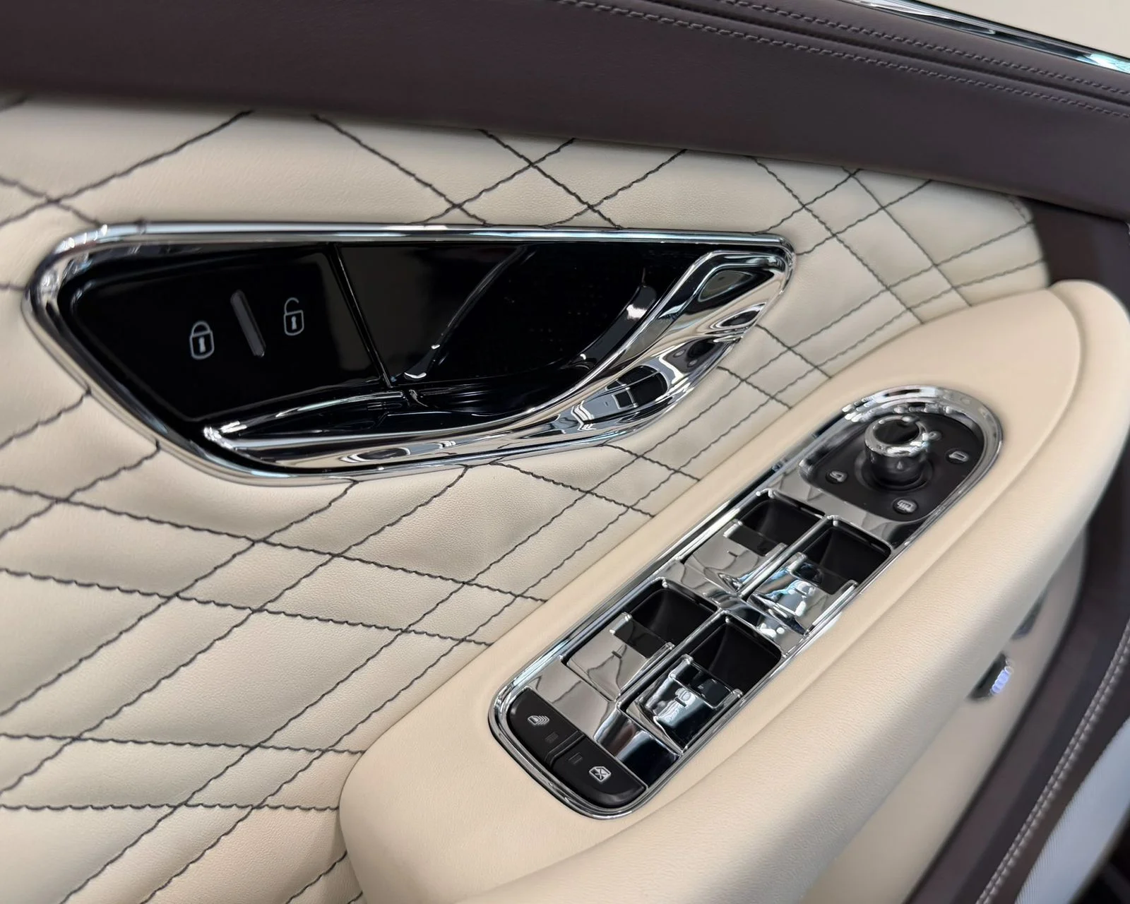 Used 2023 Brown Bentley V8 image 13