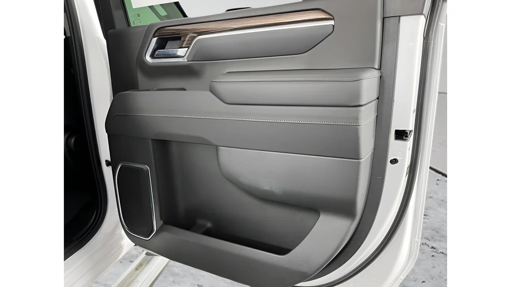 Used 2025 White Chevrolet LT image 13