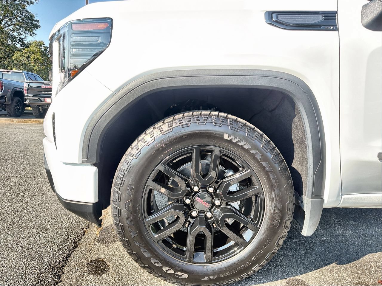 Used 2024 Summit White GMC Elevation image 28