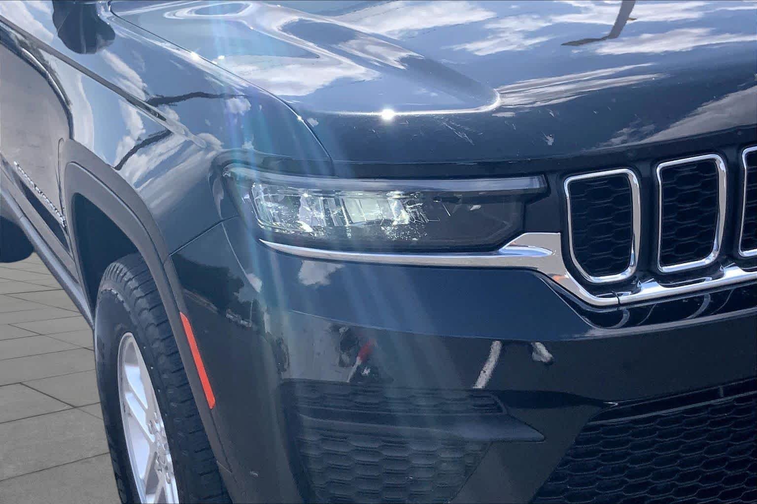 Used 2024 Diamond Black Crystal Pearlcoat Jeep Laredo image 28