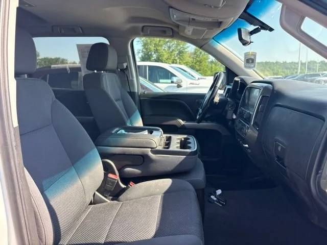 Used 2018 SUMMIT WHITE Chevrolet LT image 24