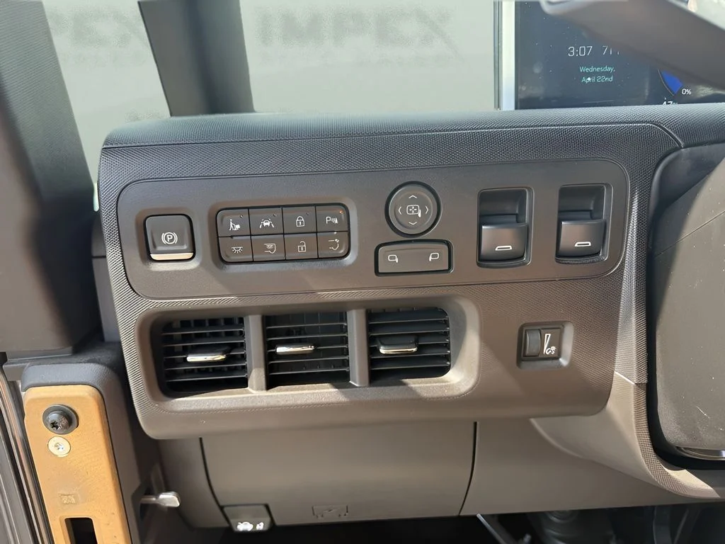 Used 2024 White BrightDrop 240HP image 19