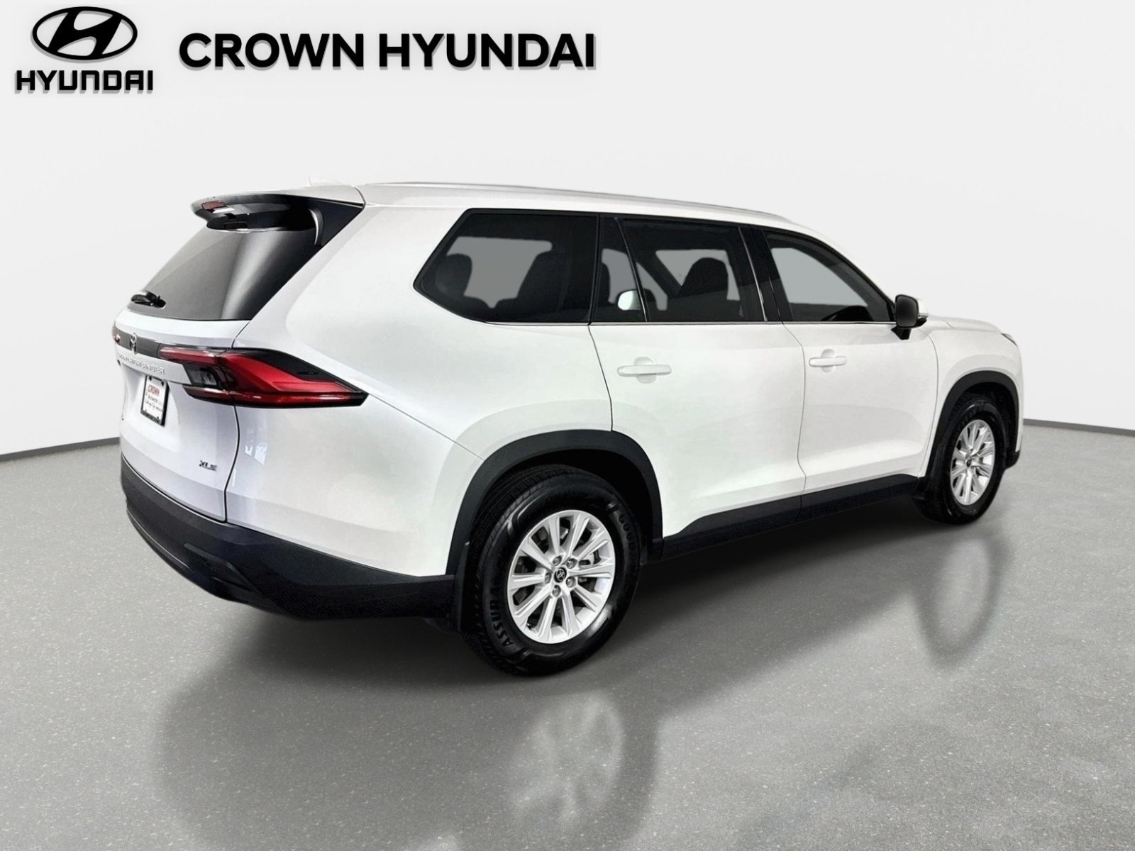 Used 2024 Pearl Toyota XLE image 5