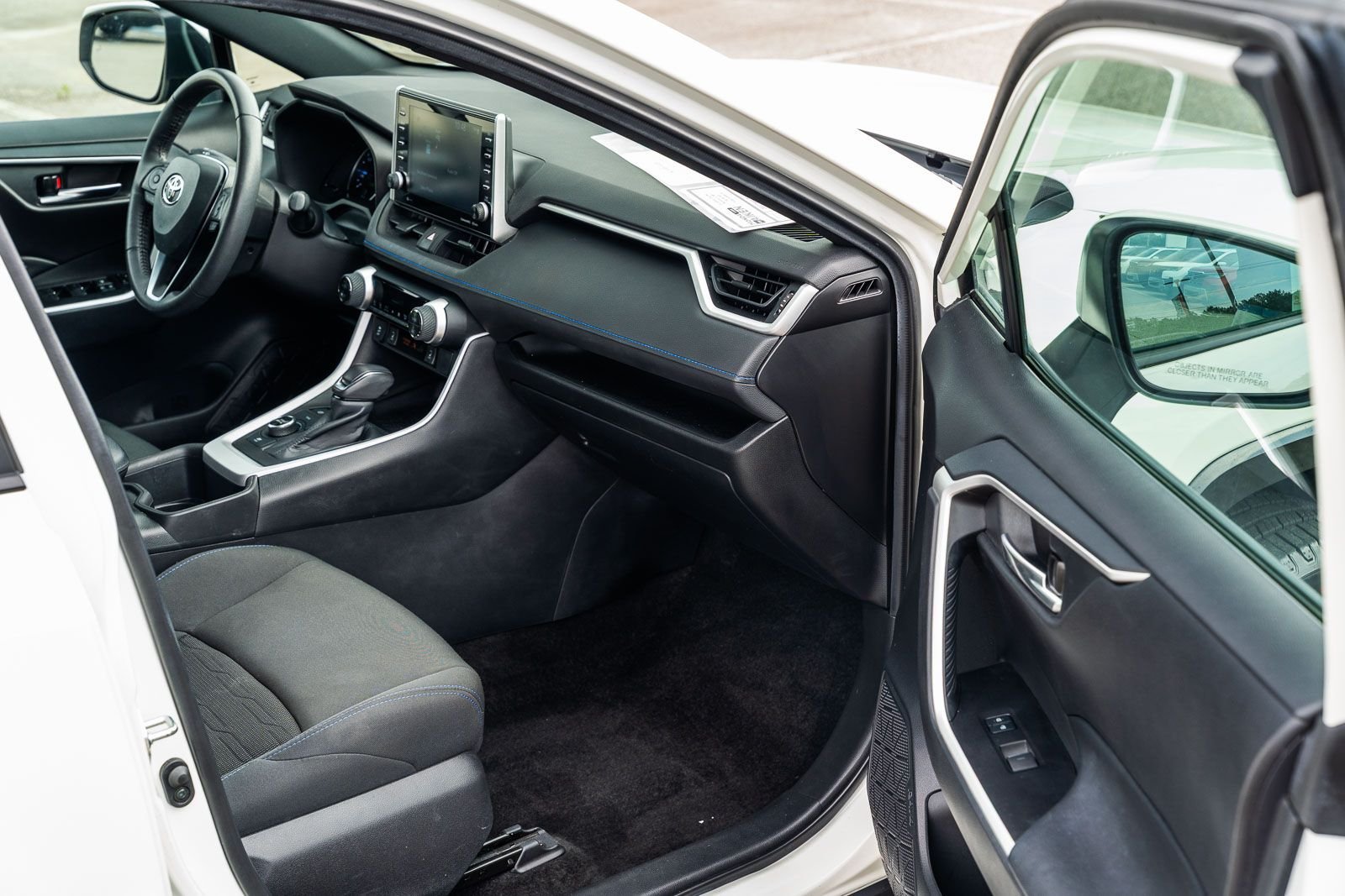 2022 Toyota RAV4 SE - Photo 11