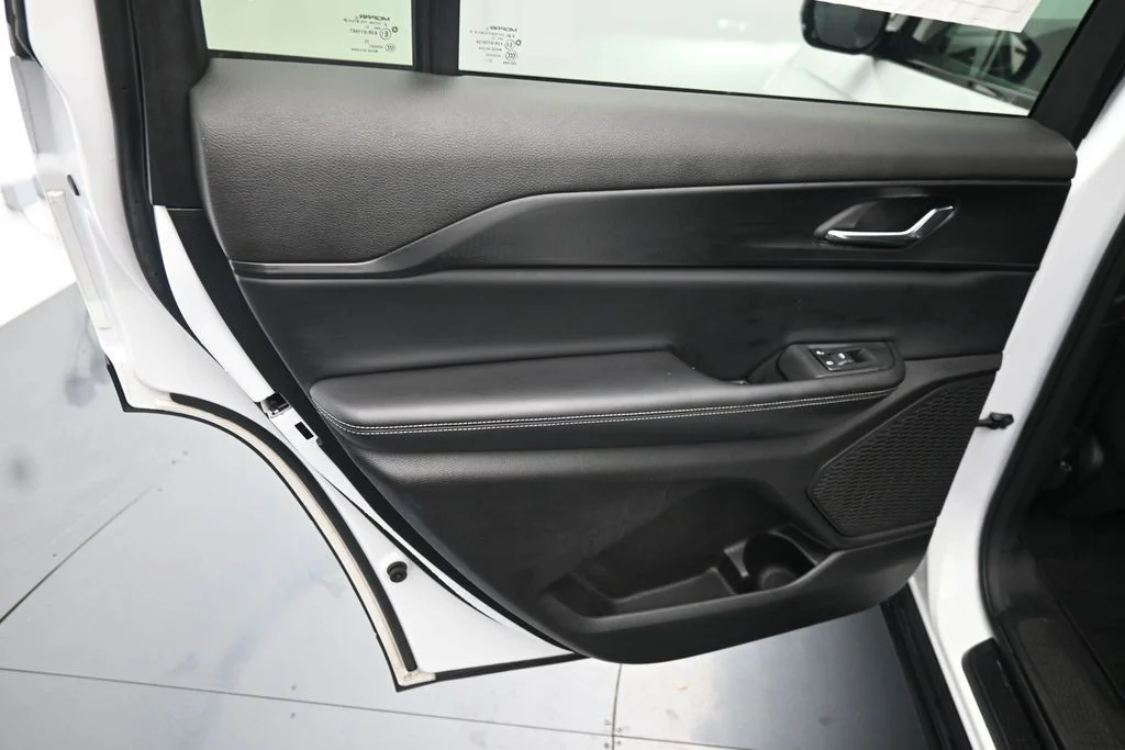 Used 2024 White Jeep Altitude image 16