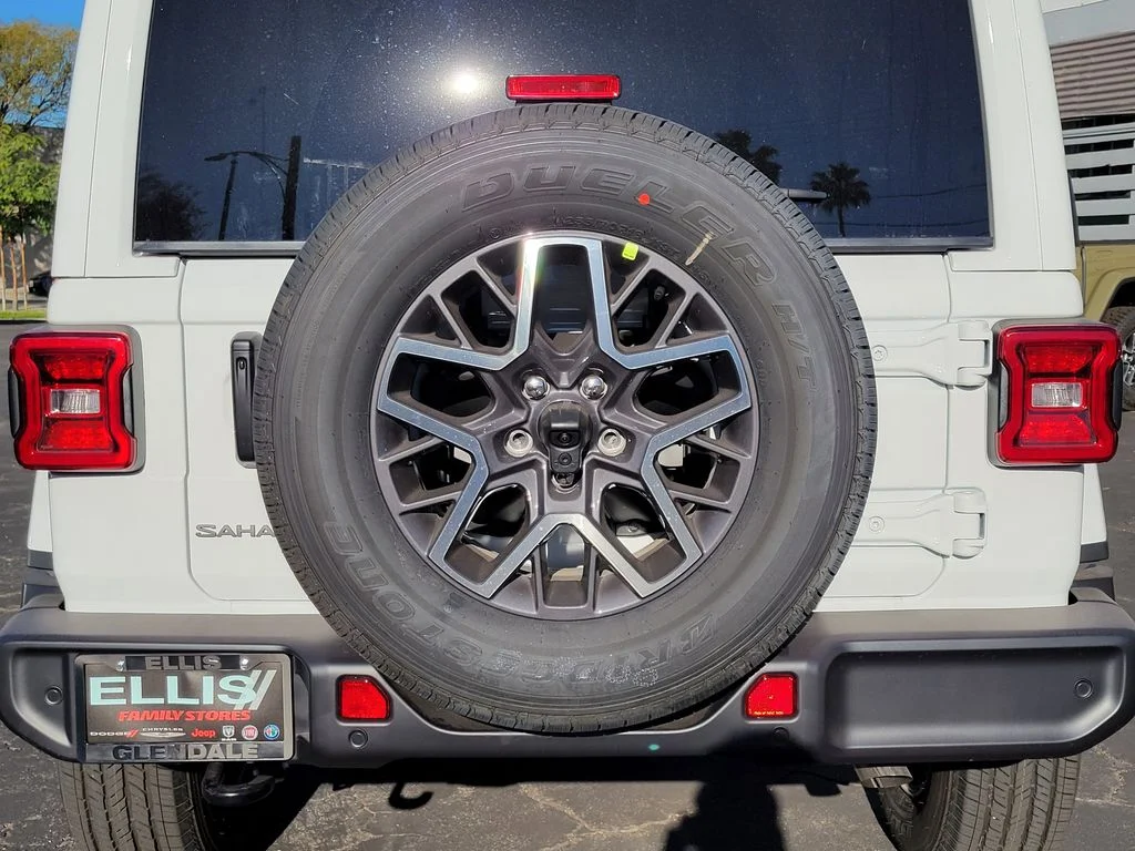 New 2026 Bright White Clear-Coat Exterior Paint Jeep Sahara image 19