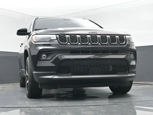 New 2026 Diamond Black Crystal Pearl-Coat Exterior Paint Jeep Latitude image 49