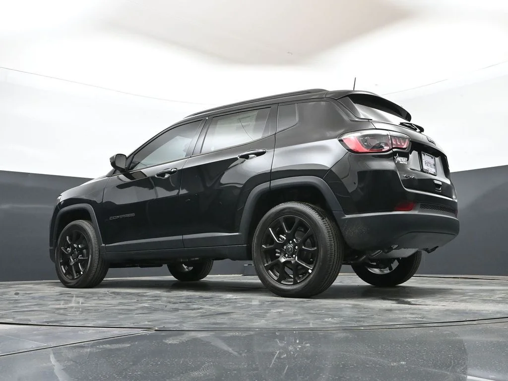 New 2026 Diamond Black Crystal Pearl-Coat Exterior Paint Jeep Latitude image 40
