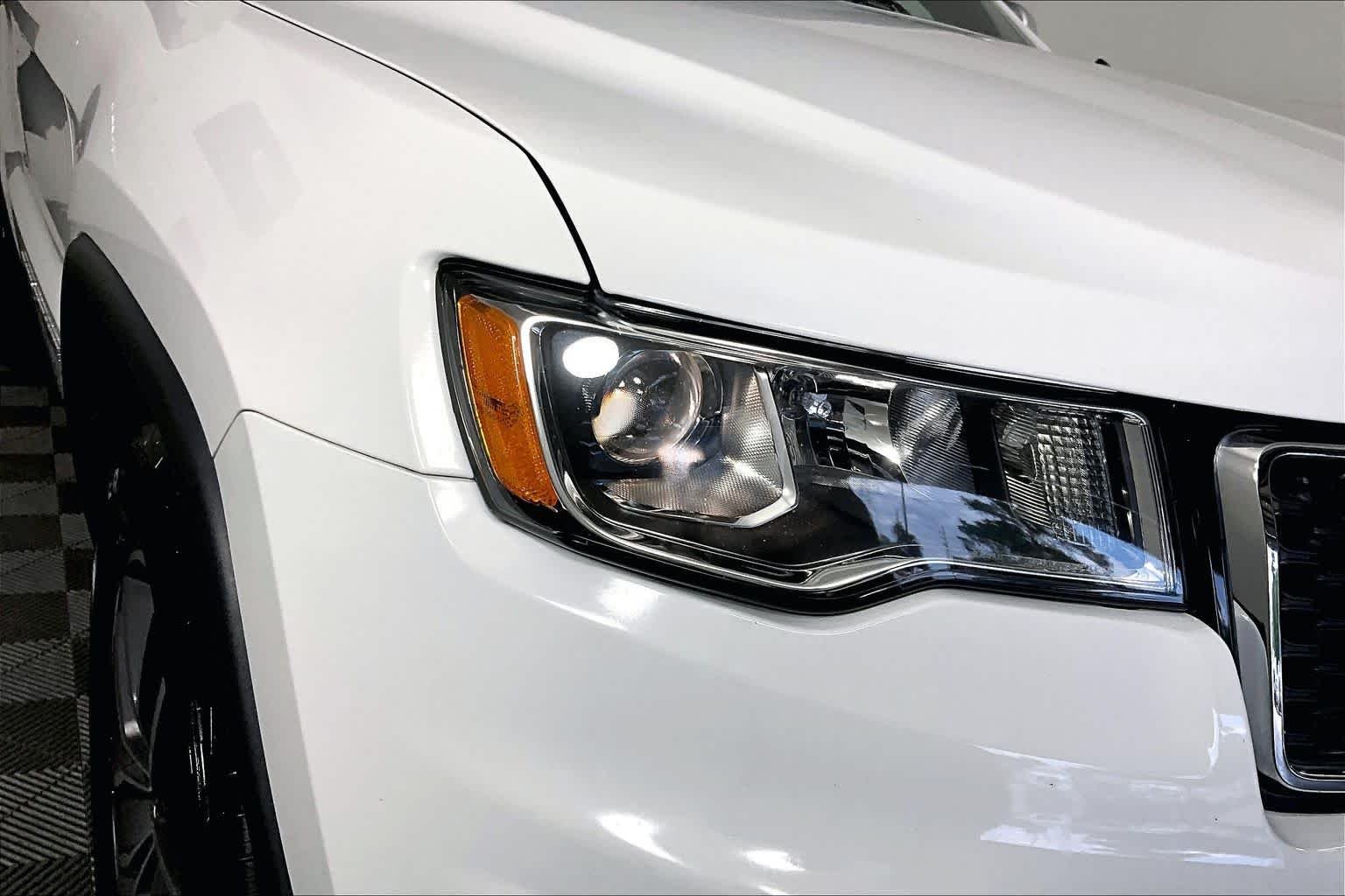 Used 2019 Bright White Clearcoat Jeep Limited image 27