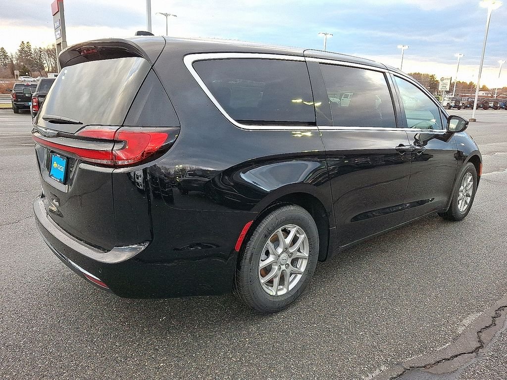 2026 Chrysler Pacifica Select - Photo 4