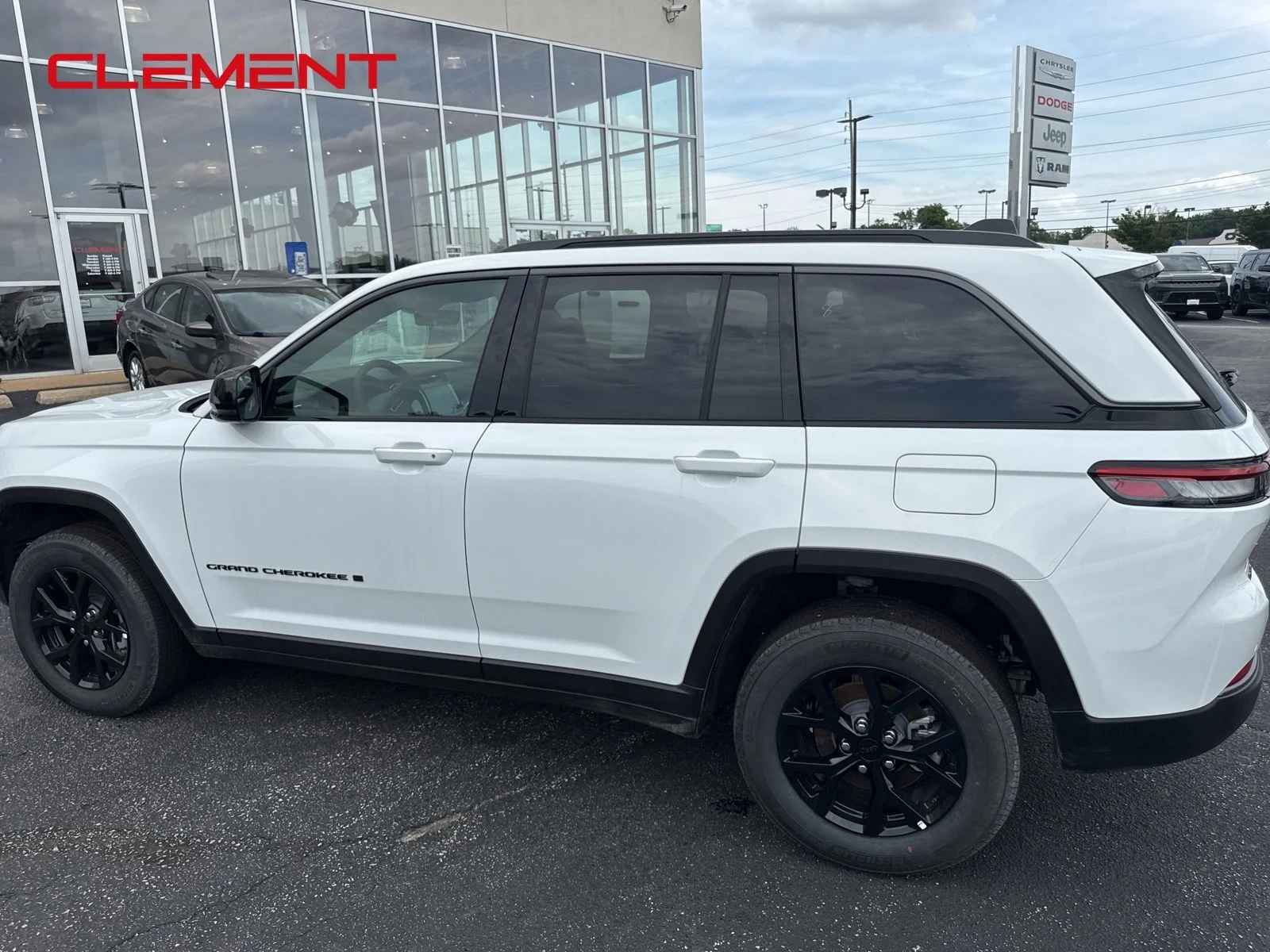 New 2026 Bright White Clear-Coat Exterior Paint Jeep Altitude image 4