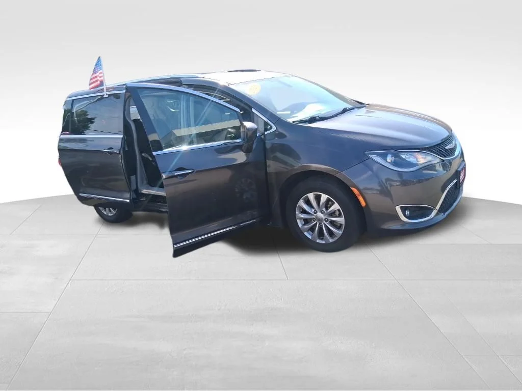 Used 2018 Gray Chrysler Touring L image 23