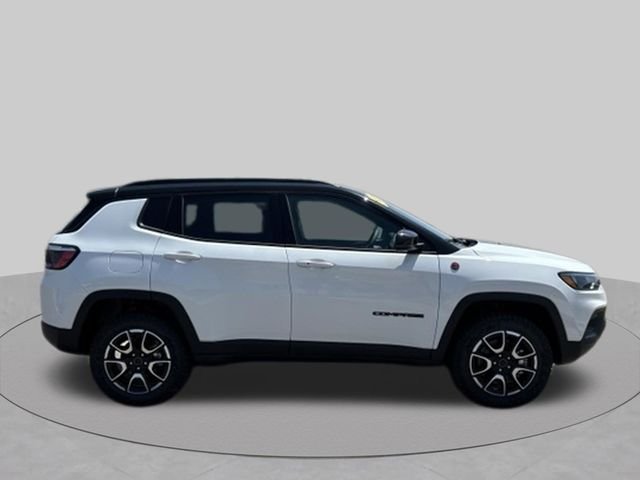 New 2026 Bright White Clear-Coat Exterior Paint Jeep Trailhawk image 7