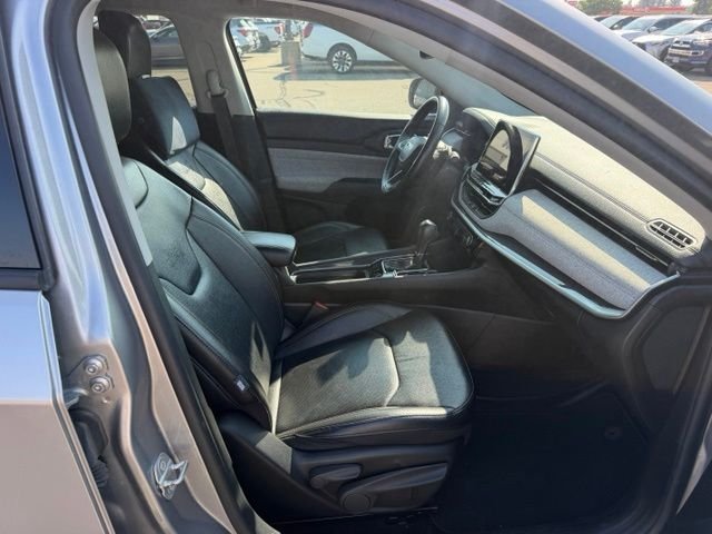 Used 2022 Silver Jeep Latitude Lux image 14