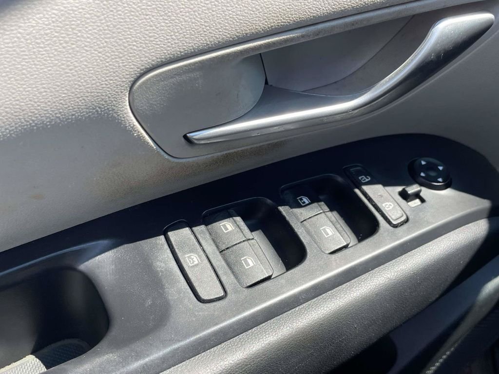 Used 2022 Gray Hyundai SE image 15