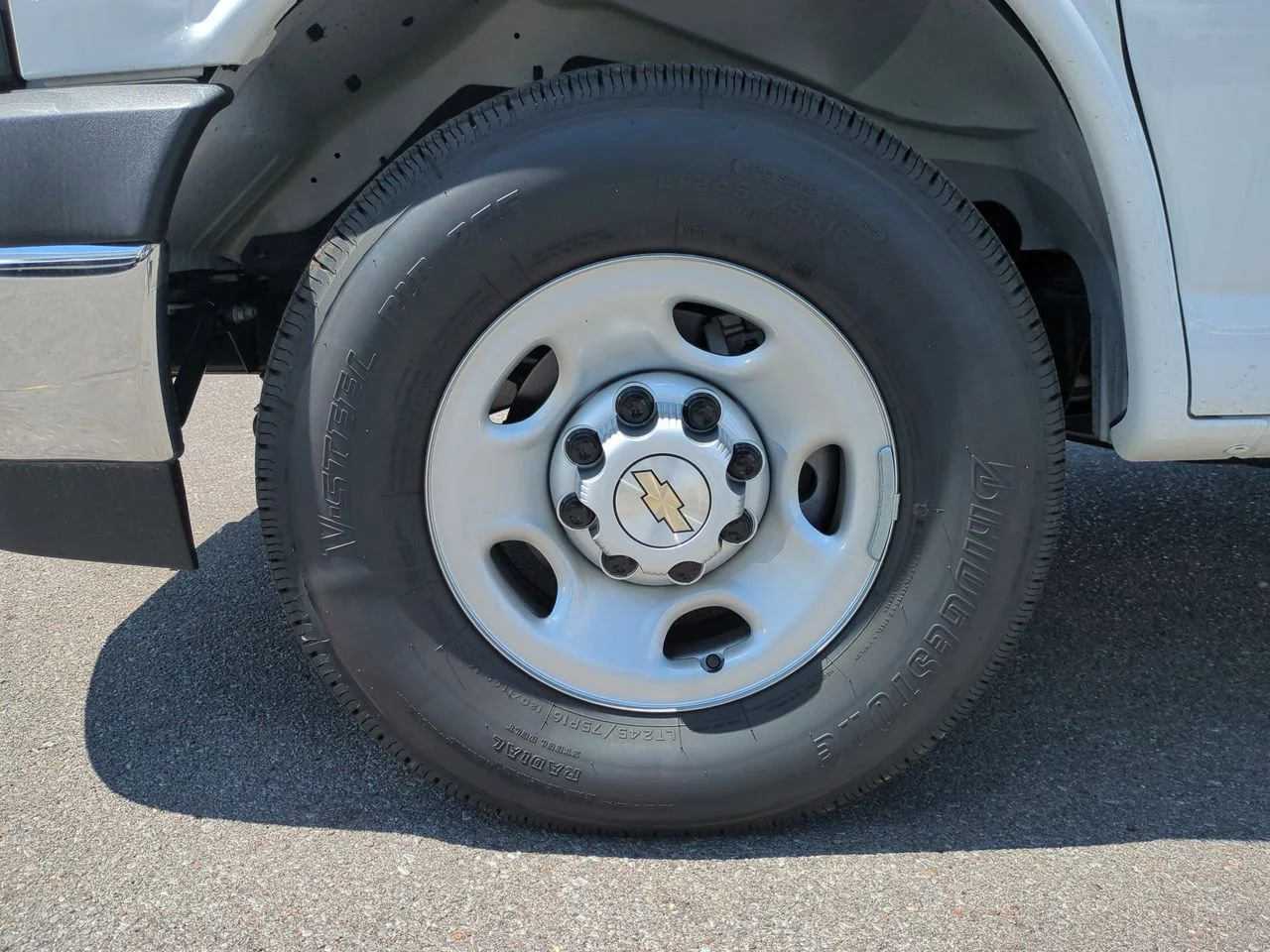New 2025 Summit White Chevrolet 1WT image 30