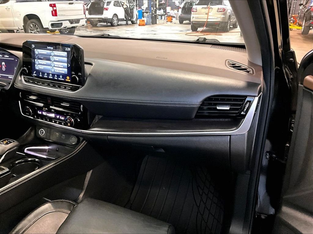 Used 2023 Black Nissan Platinum image 13