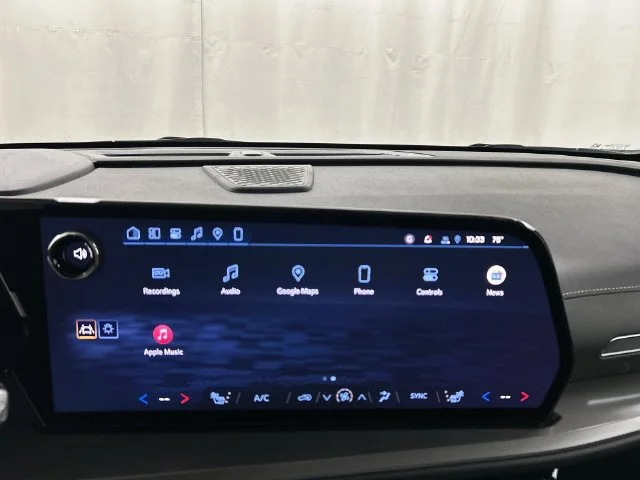 New 2027 Summit White Chevrolet LT image 17