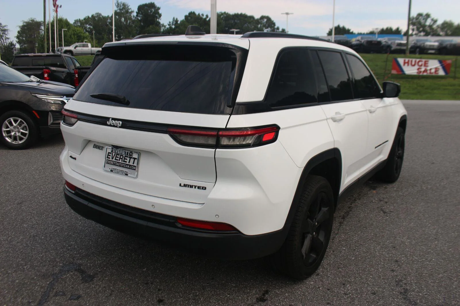 Used 2024 White Jeep Limited image 12