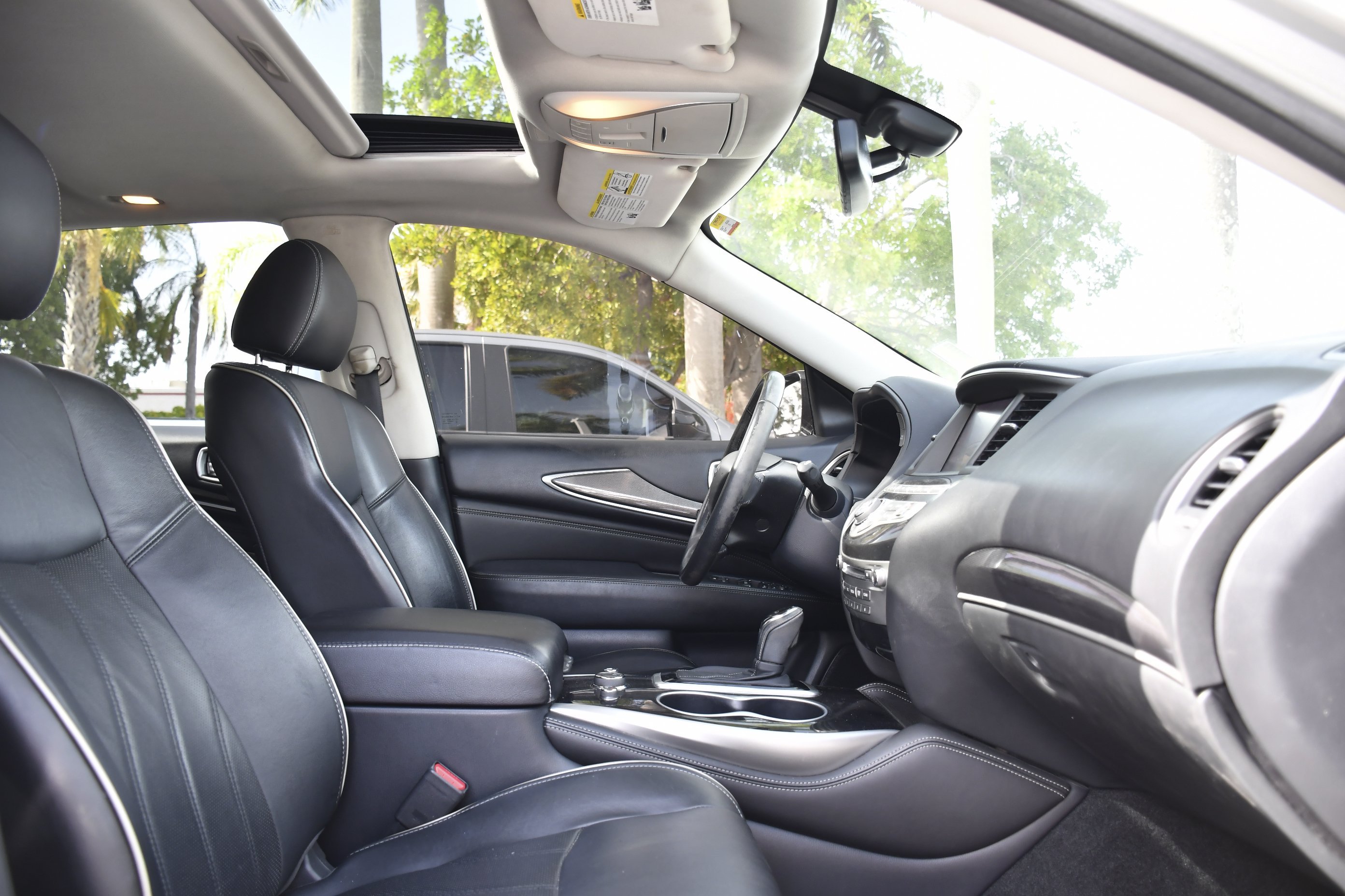 Used 2017 Liquid Platinum INFINITI Base image 32
