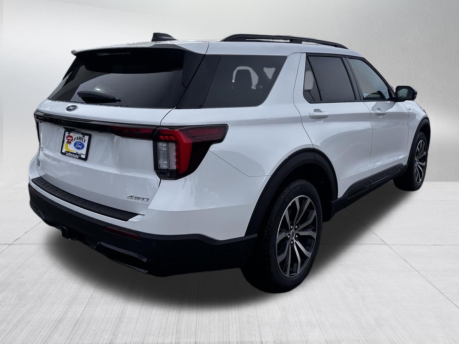 New 2026 Star White Metallic Tri-Coat Ford ST-Line image 4