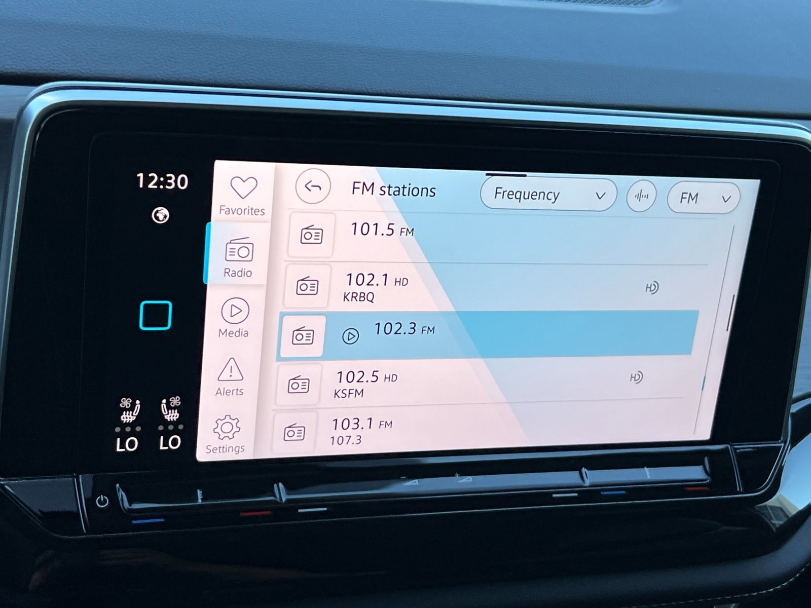New 2026 Opal White Pearl Volkswagen 2.0T SE image 17