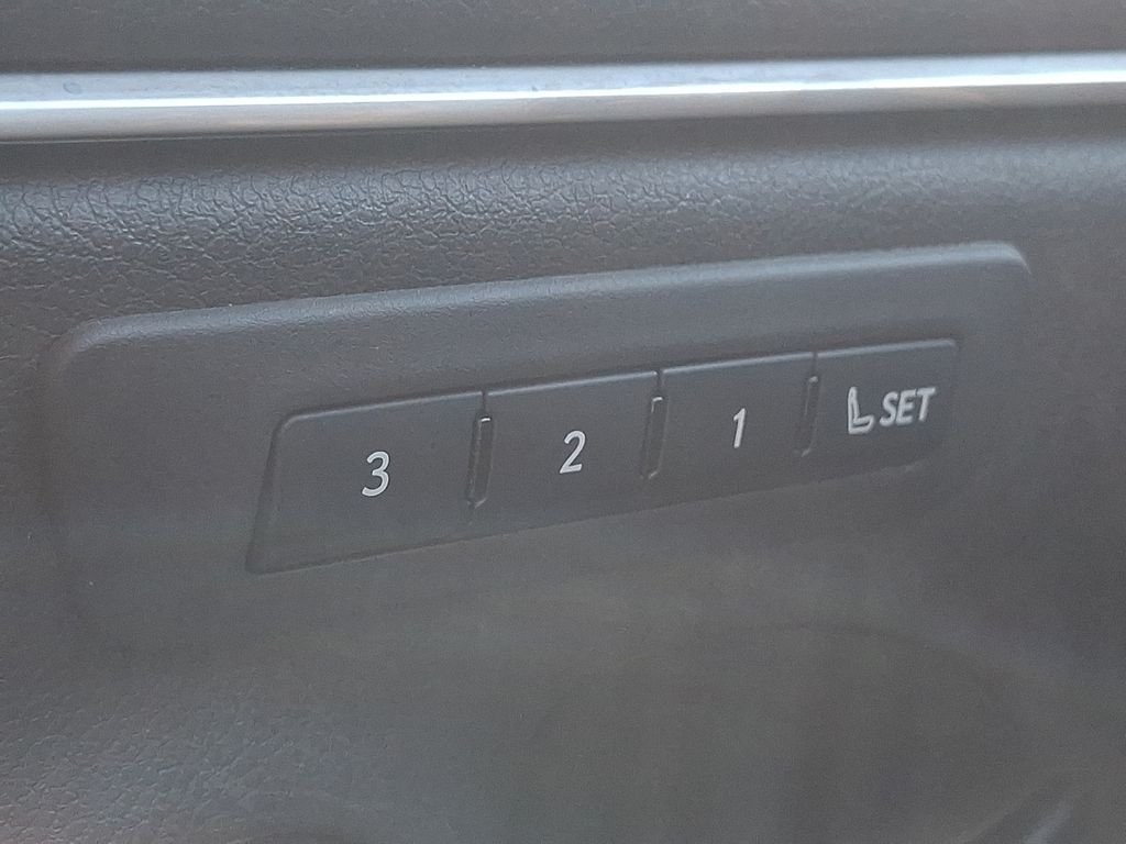 Used 2022 White Pearl Lexus 300h image 28