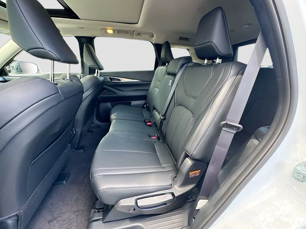 New 2027 RADIANT WHITE INFINITI Pure FWD image 25