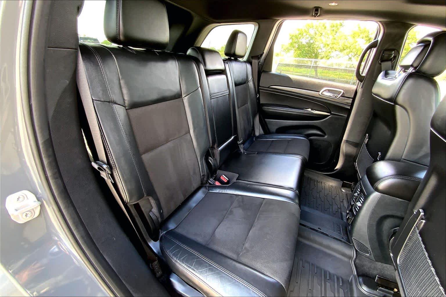 Used 2022 Sting-Gray Clearcoat Jeep Laredo X image 19