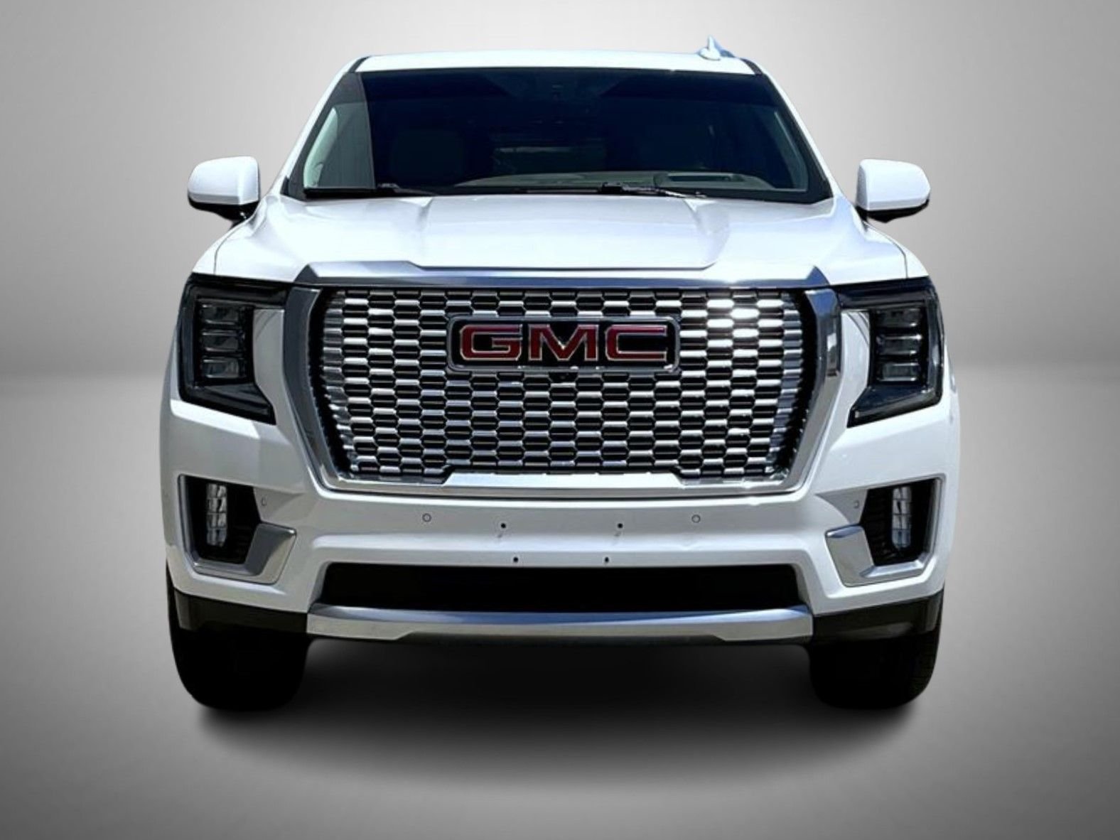 Used 2022 White GMC Denali image 2