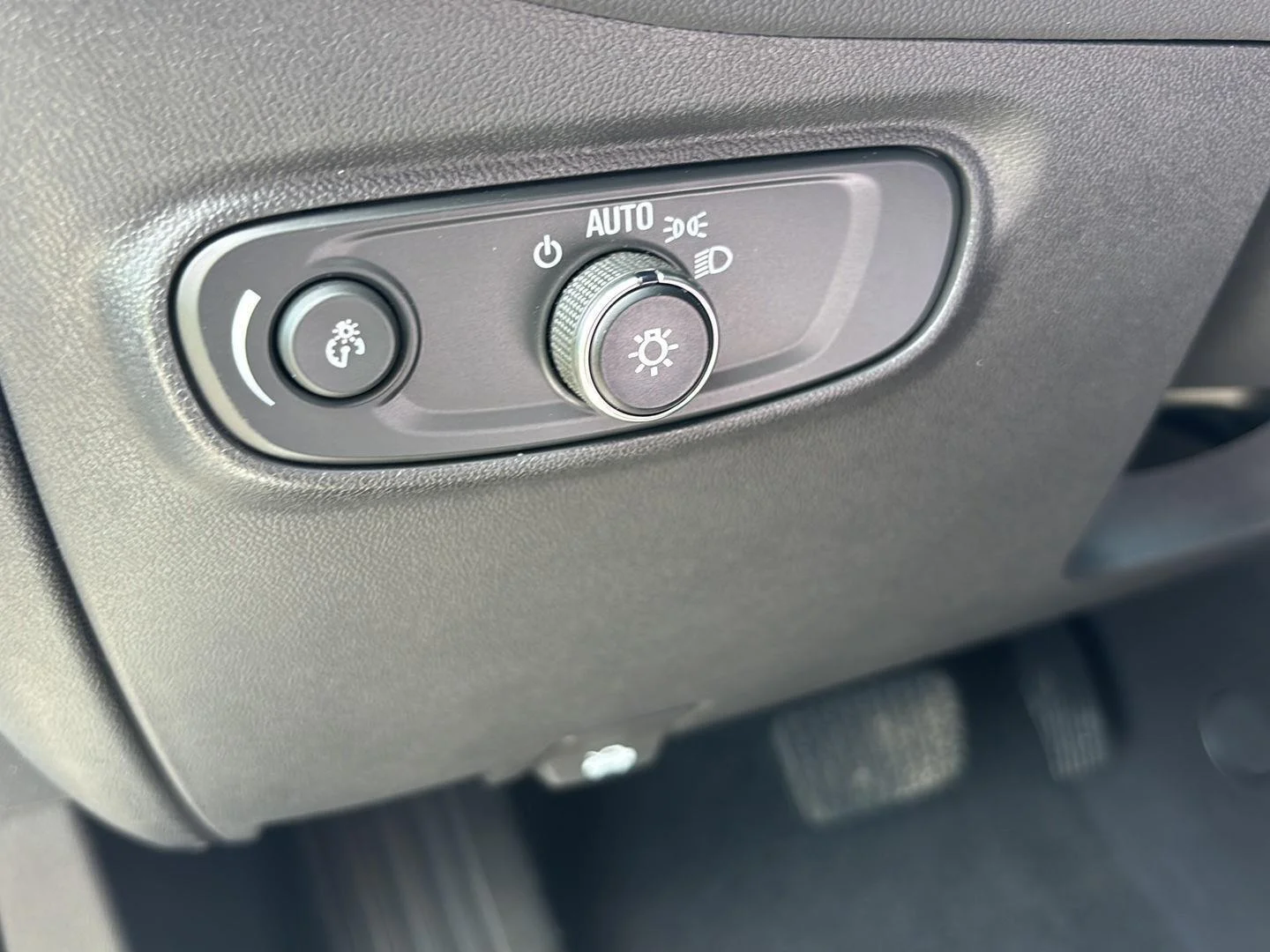Used 2024 Summit White Chevrolet LT image 19
