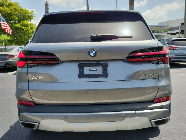 Used 2024 Gray BMW sDrive40i image 5