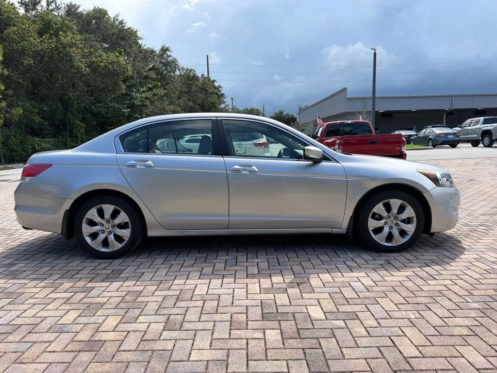 Used 2010 Silver Honda EX-L image 2