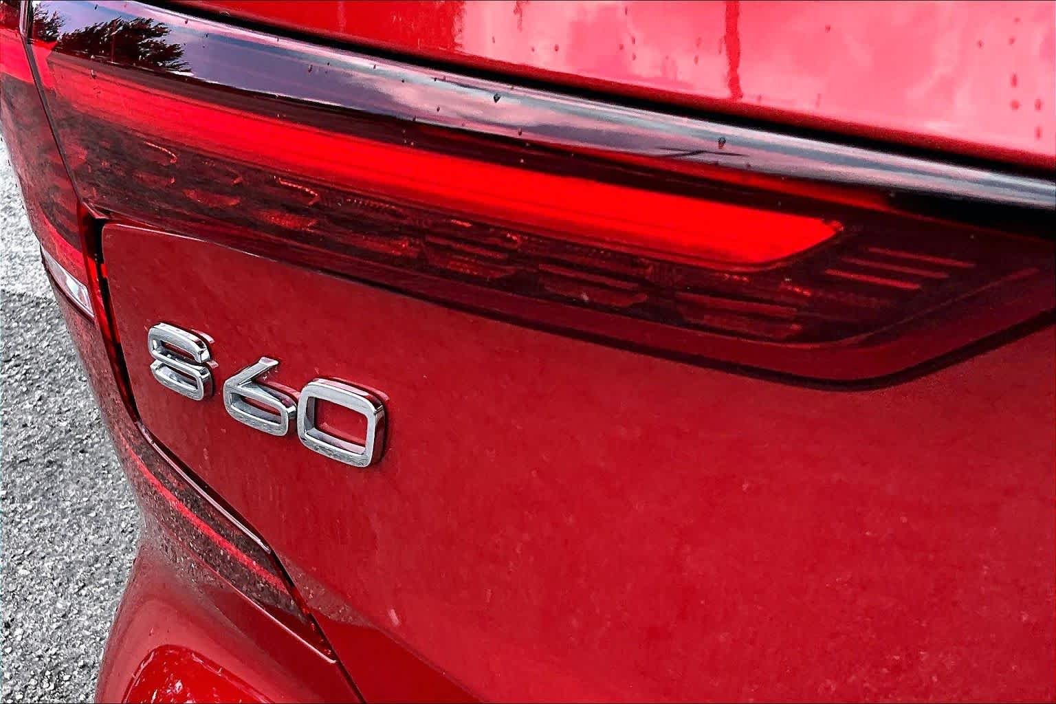Used 2023  Volvo Core Dark Theme image 10