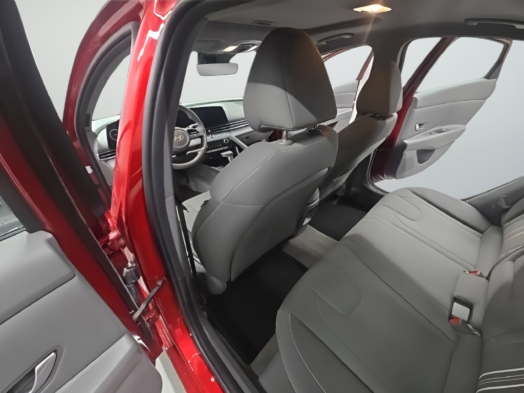 Used 2025 Red Hyundai SEL Convenience image 16