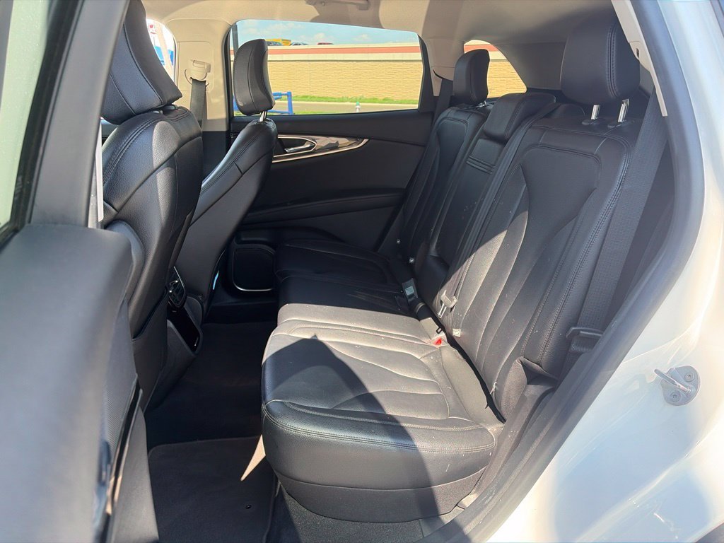 Used 2023 White Lincoln Standard image 17