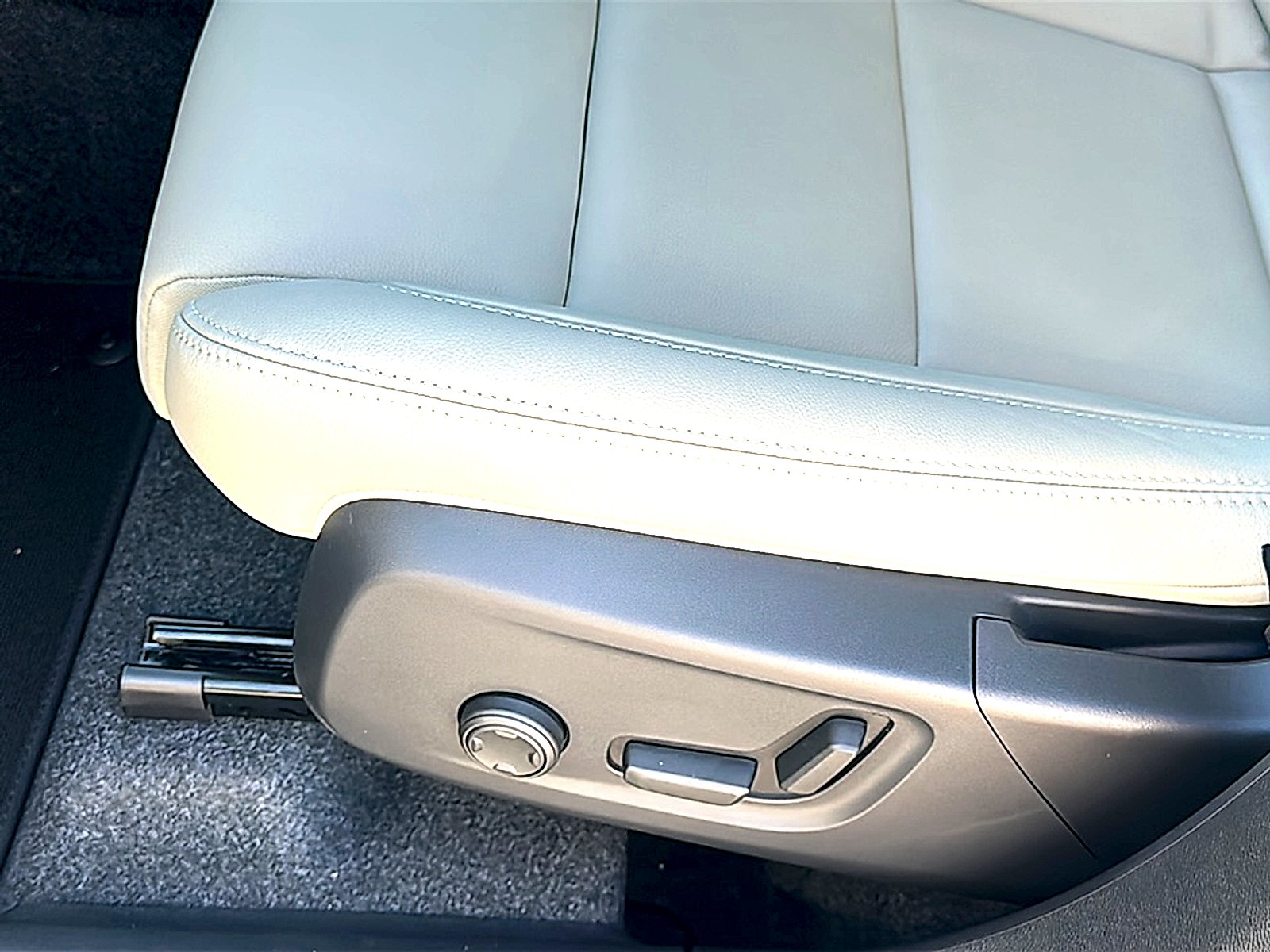 New 2026 Vapour Grey Volvo Plus image 12