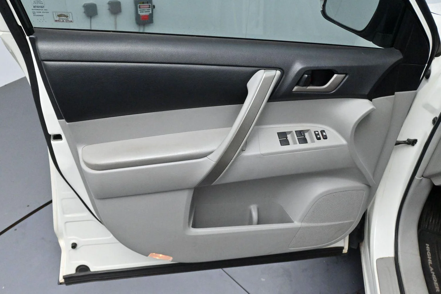 Used 2012 Blizzard Pearl Toyota SE image 9