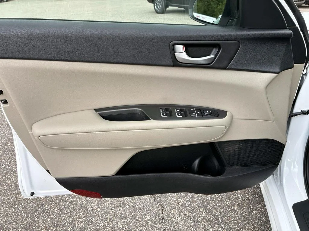 Used 2017 Snow White Pearl Kia LX image 18