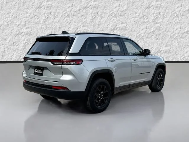 Used 2024 Silver Zynith Jeep Altitude image 3