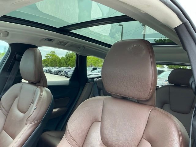 Used 2019 White Volvo T5 Momentum image 25