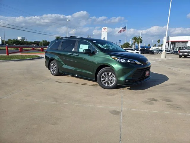 2026 Toyota Sienna XLE 8-Passenger Hybrid FWD's photo