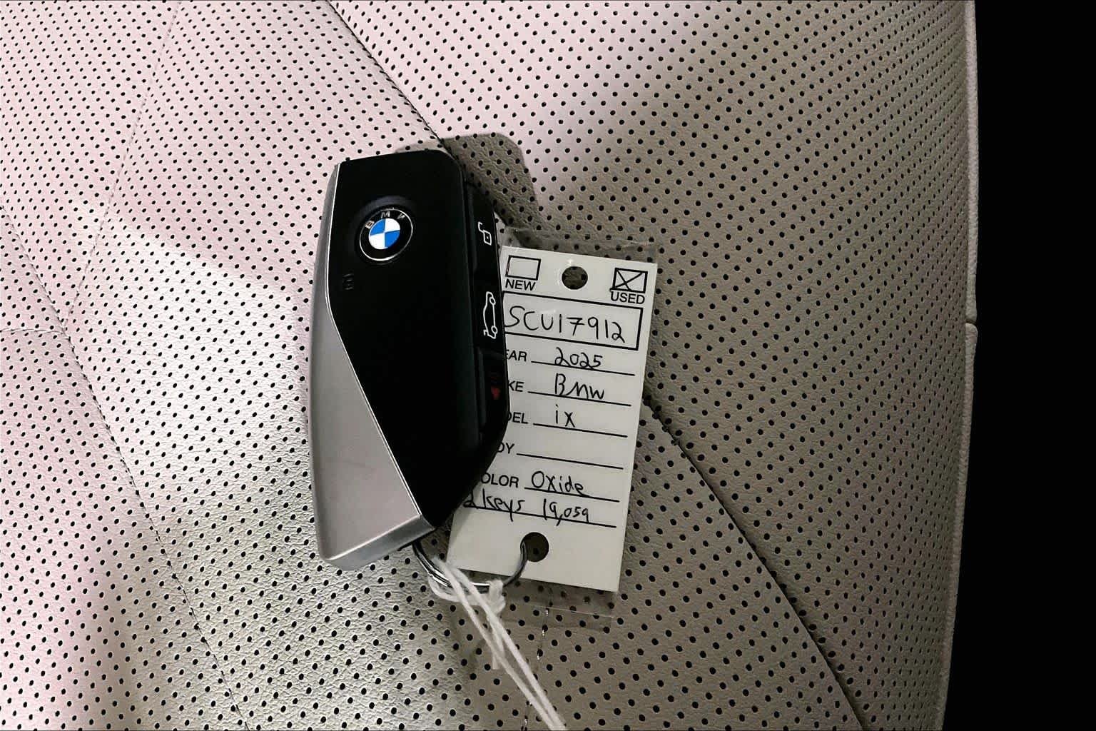 Used 2025  BMW xDrive50 image 14