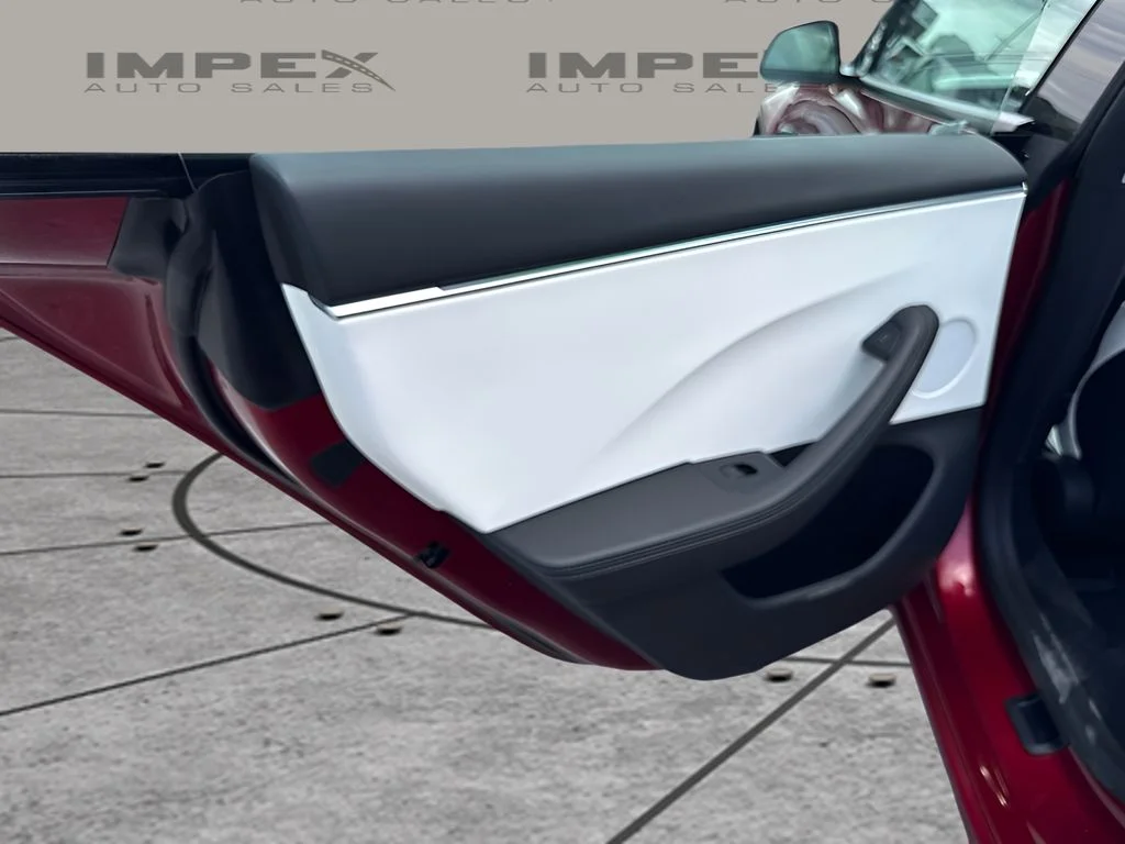 Used 2024  Tesla Base image 30