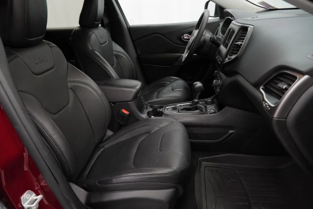 Used 2021 Red Jeep Latitude Lux image 45