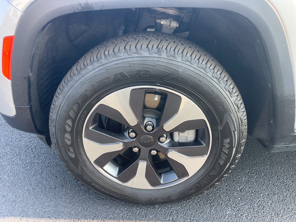 Used 2024 Silver Jeep 4xe image 10