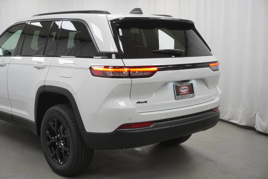 New 2026 Bright White Clear-Coat Exterior Paint Jeep Altitude image 12