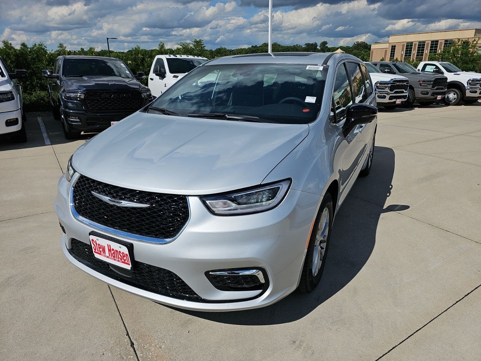 2026 Chrysler Pacifica Limited's photo