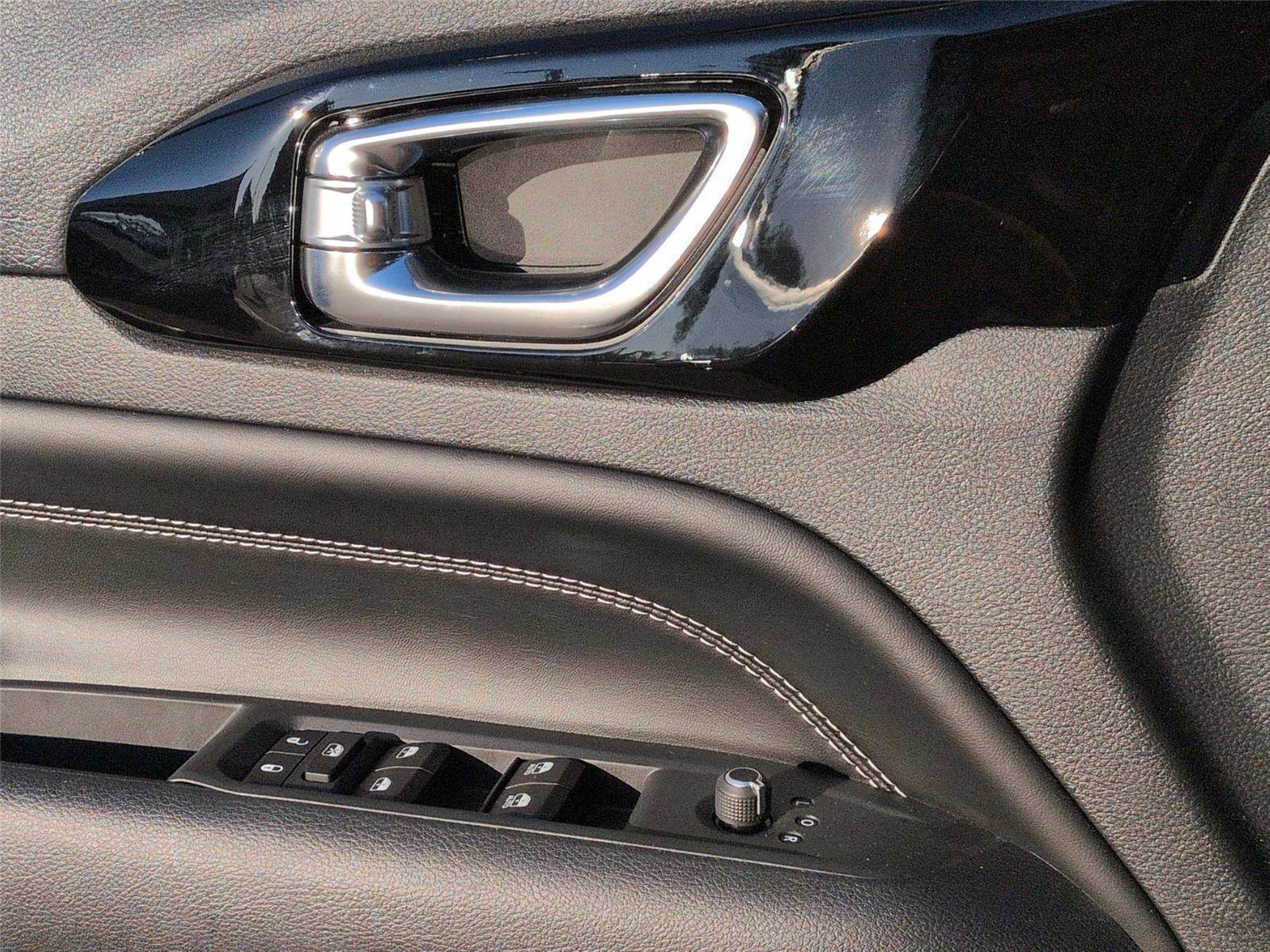 Used 2024 Baltic Gray Metallic Clearcoat Jeep Latitude image 16