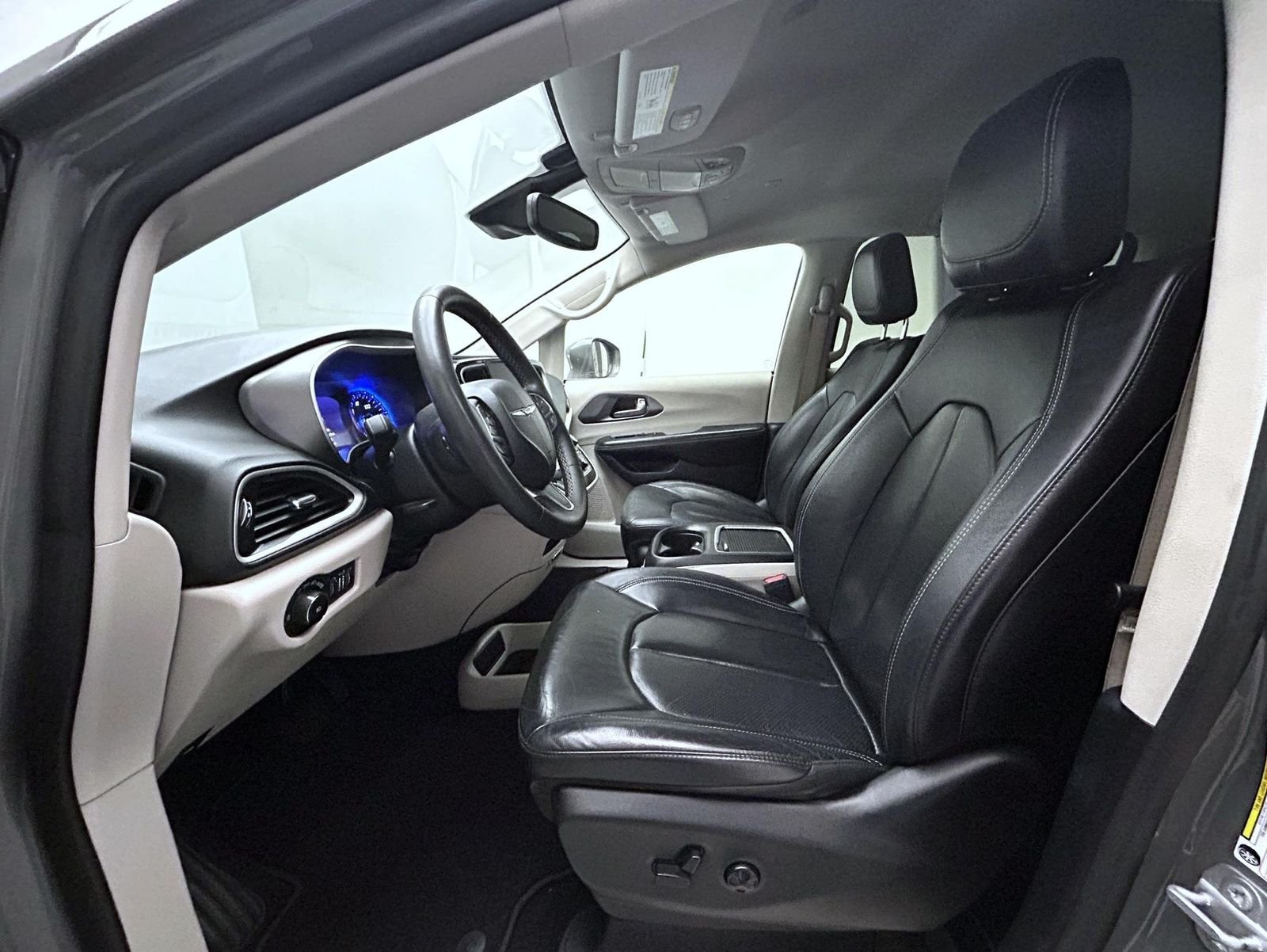 Used 2022 White Chrysler Touring L image 10